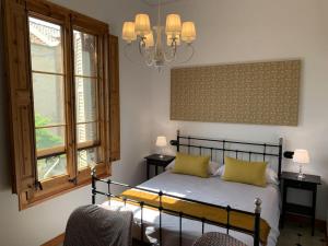 Tempat tidur dalam kamar di Ca l'Andreu Teià. Casa modernista