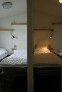 Torslanda的住宿－First Camp Lilleby，卧室配有一张床