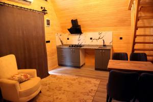 Sala de estar con silla, mesa y barra en Begonwil Bungalow apart demre en Demre