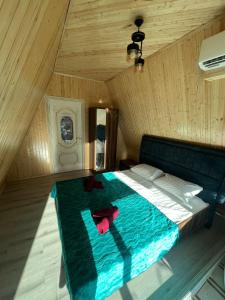 1 dormitorio con 1 cama grande en una habitación de madera en A frame. Pandora en Gabala
