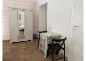 a room with a table and chairs and a bedroom at Villino Tokupellon Apartments in Cupello