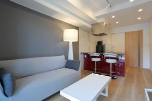 a living room with a couch and a kitchen at Creazione Akasaka in Tokyo +47 photos