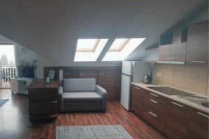 ブワディスワボボにあるMieszkanie Słoneczne Reja 2Bのキッチン(椅子付)、天窓付きのキッチン