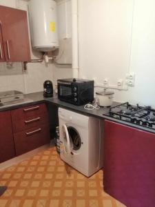 cocina con lavadora y microondas en Chez Denis et Lucie, en Saint-André