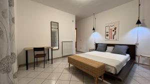 1 dormitorio con cama, mesa y escritorio en Livingapple, en Scauri