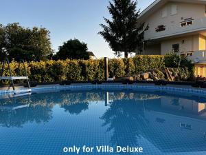 una piscina frente a una casa en Livingapple, en Scauri