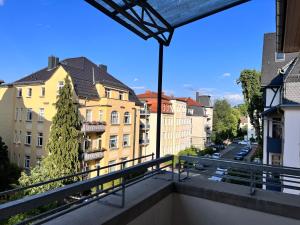een balkon met uitzicht op een straat en gebouwen bij Großzügiges Familien Apartment am Kressepark in Erfurt