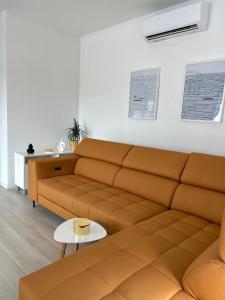 uma sala de estar com um sofá castanho e uma mesa em Aurus 2 em Korčula