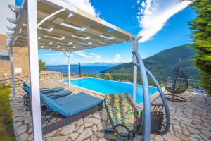 pergola nad basenem z 2 leżakami w obiekcie Villa Faneromeni w mieście Sivota