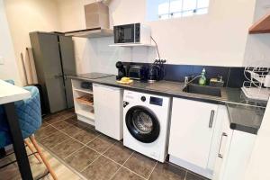 ショワジー・ル・ロワにあるHarmonie Azur appart avec terrasse Choisy*Paris*のキッチン(洗濯機、シンク付) +5枚の写真