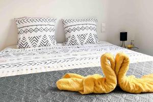 ショワジー・ル・ロワにあるHarmonie Azur appart avec terrasse Choisy*Paris*のベッドルーム1室(ベッド1台、タオル2枚付)