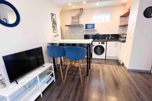 ショワジー・ル・ロワにあるHarmonie Azur appart avec terrasse Choisy*Paris*のキッチン(テーブル、椅子2脚、テレビ付)