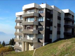 ein hohes Gebäude auf einem Hügel in der Unterkunft Appartement Chamrousse, 3 pièces, 8 personnes - FR-1-340-169 in Chamrousse