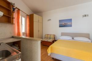 Habitación con cama y cocina con fregadero en Guest House Luce, en Dubrovnik