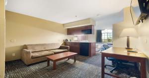 sala de estar con sofá y mesa en SureStay Plus Hotel by Best Western Rocklin, en Rocklin