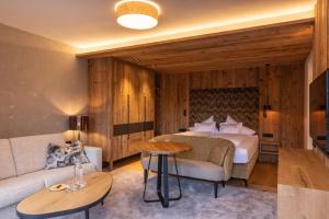 Postel nebo postele na pokoji v ubytování Hotel Sonnenspitze + 37 fotografií