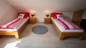 2 lits dans une chambre avec 2 lampes sur des tables dans l'établissement Ferienwohnung Mayer, à Schluchsee