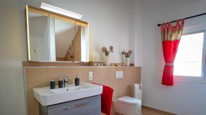 une salle de bains avec lavabo, toilettes et miroir dans l'établissement Ferienwohnung Mayer, à Schluchsee 40 autres photos