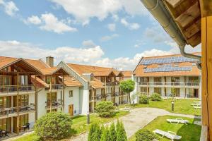 um grupo de edifícios de apartamentos com um pátio em Trip Inn Aktivhotel & Restaurant Sonnenhof bei Passau em Sonnen