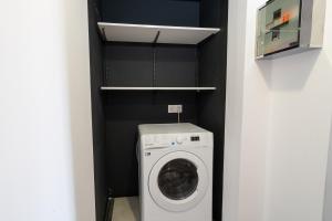 lavadora y secadora en una pequeña lavandería en 4C Rethymno, en Skaleta