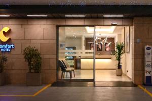 un vestíbulo de un hotel con una silla dentro en Comfort Hotel Jeddah King Road en Yeda