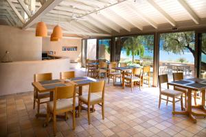 赫里西安蒙達的住宿－Island View Villa，一间在房间内配有桌椅的餐厅