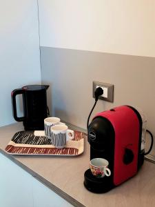 Coffee and tea making facilities at La Milanese, Appartamento Moderno con Balcone - Metro Isola a 2 min