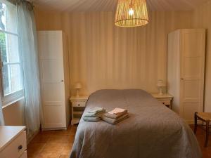 ein Schlafzimmer mit einem Bett mit Handtüchern darauf in der Unterkunft Belle villa de charme avec piscine in Tourrettes