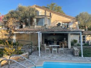 a villa with a swimming pool and a house at Belle villa de charme avec piscine in Tourrettes
