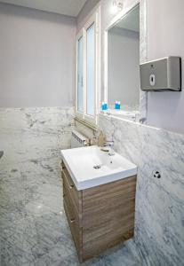 a bathroom with a sink and a mirror at Elegante camera con finiture di lusso appena ristrutturata in Marina di Carrara