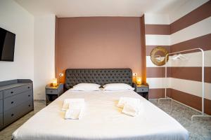 1 dormitorio con 1 cama grande y 2 almohadas en Elegante camera con finiture di lusso appena ristrutturata en Marina di Carrara