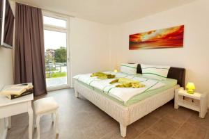 een slaapkamer met een bed met handdoeken erop bij Lotsenstieg 2 Kajuete 03 in Ostseebad Karlshagen