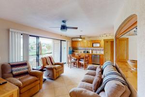 sala de estar con sofá y sillas y cocina en La Costa Beautiful Golf Villa en San José del Cabo