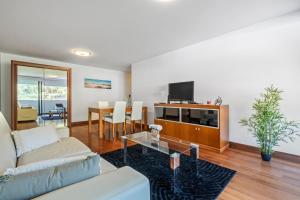 a living room with a couch and a tv at EDU FLAT in Machico