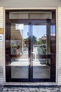 a glass door of a building with a reflection of a street at Elegante camera con finiture di lusso appena ristrutturata in Marina di Carrara