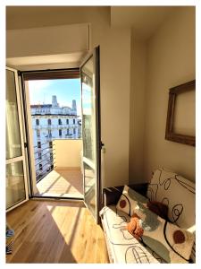 A bed or beds in a room at La Milanese, Appartamento Moderno con Balcone - Metro Isola a 2 min
