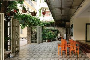 a dining room with a table and chairs and plants at Loop Homestay in Thương Xà (2)