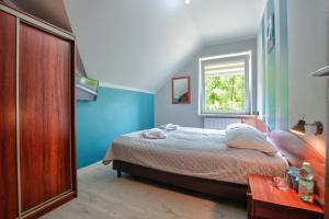 クリニツァ・ズドルイにあるOśrodek Wypoczynkowy Evitaのベッドルーム1室(ベッド1台、窓、テーブル付)