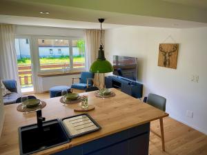 une cuisine avec une table en bois et une salle à manger dans l'établissement Appartment Alpenrose, à Saas-Fee