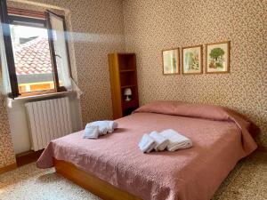 a bedroom with two towels on a bed at Apartment Vista Lake Torri in Torri del Benaco
