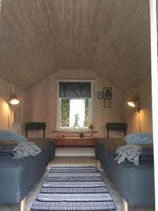 1 dormitorio con 2 camas y ventana en Stunning Romantic Cabin close to Baltic see en Idestrup