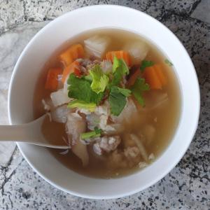 una ciotola di zuppa con carne e verdure dentro. di A&Bมิราเคิลเขาค้อ a Ban Nong Rang Chang