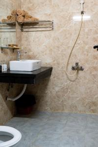 a bathroom with a sink and a shower at Loop Homestay in Thương Xà (2)