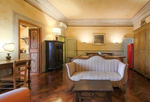 ein Wohnzimmer mit einem Sofa und einem Tisch in der Unterkunft Apartments Florence- Borgo Pinti with Frescoes in Florenz