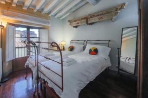 ein Schlafzimmer mit einem großen Bett mit weißer Bettwäsche in der Unterkunft Apartments Florence- Borgo Pinti with Frescoes in Florenz