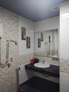 een badkamer met een wastafel en een douche bij Shahmi Seaview Apartment (North) in Port Dickson