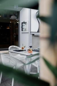 una mesa de comedor con dos copas de vino. en Silken Atlántida Santa Cruz en Santa Cruz de Tenerife