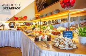 eine Bäckerei mit einer Auswahl an Gebäck auf der Theke in der Unterkunft Hotel St George - Czech Leading Hotels in Prag