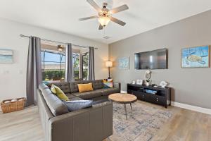 Μια τηλεόραση ή/και κέντρο ψυχαγωγίας στο Leslies Retreat at Solterra Resort home