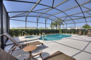 Πισίνα στο ή κοντά στο Leslies Retreat at Solterra Resort home